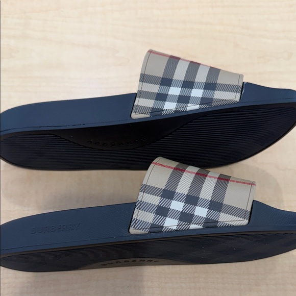 Stylish Beige and Black Slide Sandals - Picture 4 of 5